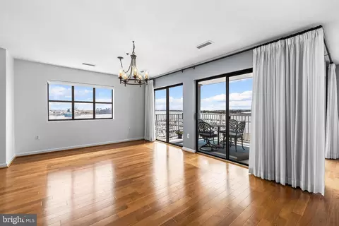 Living - 2702 Lighthouse Pt E #638, Baltimore, MD 21224 photo 9 of 11
