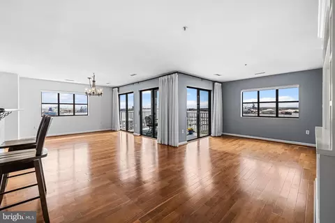 Living - 2702 Lighthouse Pt E #638, Baltimore, MD 21224 photo 6 of 11