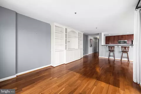 Living - 2702 Lighthouse Pt E #638, Baltimore, MD 21224 photo 8 of 11