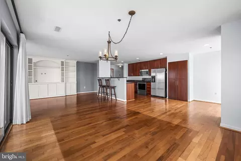 Living - 2702 Lighthouse Pt E #638, Baltimore, MD 21224 photo 5 of 11