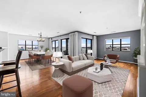 Living - 2702 Lighthouse Pt E #638, Baltimore, MD 21224 photo 1 of 11