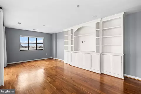 Living - 2702 Lighthouse Pt E #638, Baltimore, MD 21224 photo 10 of 11