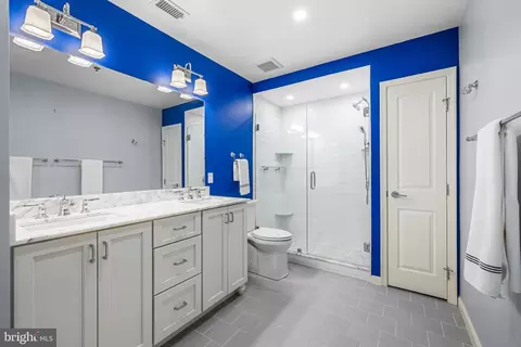 Bath - 2702 Lighthouse Pt E #638, Baltimore, MD 21224 photo 2 of 2