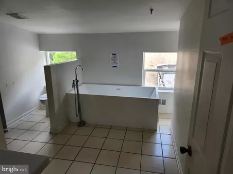 Bath - 1304 Mcculloh St, Baltimore, MD 21217 photo 2 of 3