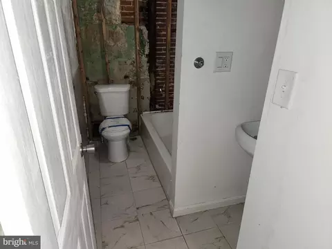 Entry Way - 1304 Mcculloh St, Baltimore, MD 21217 photo 3 of 9