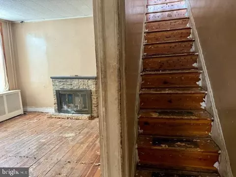 Entry Way - 5016 Belair Rd, Baltimore, MD 21206 photo 5 of 8