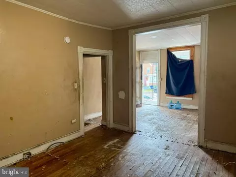 Entry Way - 5016 Belair Rd, Baltimore, MD 21206 photo 2 of 8