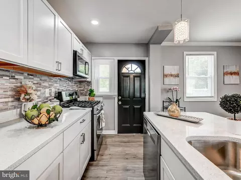 Entry Way - 3812 Midheights Rd, Baltimore, MD 21215 photo 1 of 3