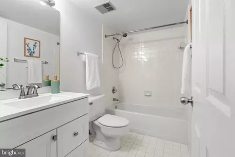 Bath - 2901 Fallstaff Rd #305, Baltimore, MD 21209 photo 2 of 2