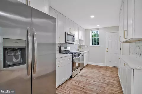 Entry Way - 2201 N Pulaski St, Baltimore, MD 21217 photo 3 of 8