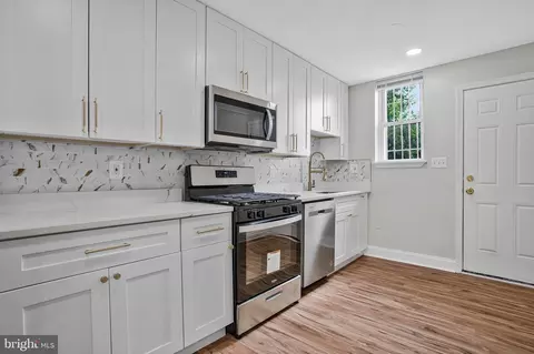 Entry Way - 2201 N Pulaski St, Baltimore, MD 21217 photo 4 of 8