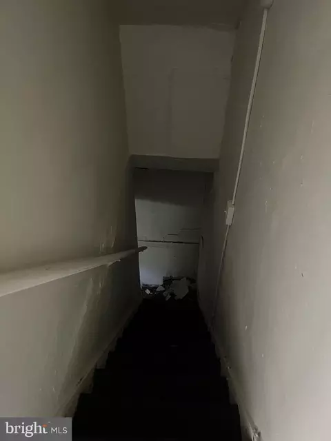 Entry Way - 1218 Myrtle Ave, Baltimore, MD 21217 photo 4 of 5