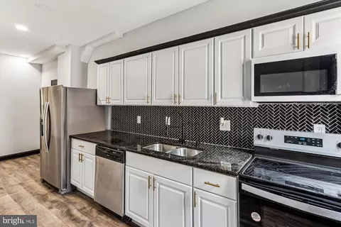 Entry Way - 1820 Walbrook Ave, Baltimore, MD 21217 photo 5 of 13