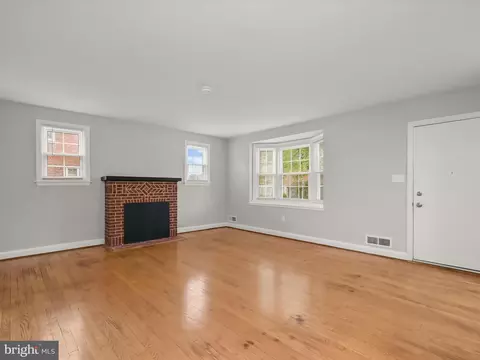 Living - 714 Stamford Rd, Baltimore, MD 21229 photo 3 of 6