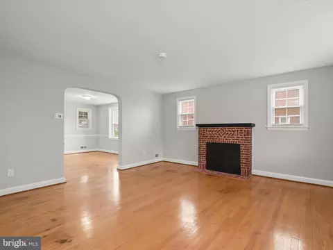 Living - 714 Stamford Rd, Baltimore, MD 21229 photo 4 of 6