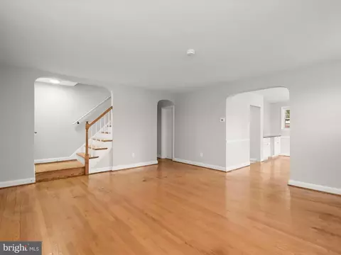 Living - 714 Stamford Rd, Baltimore, MD 21229 photo 2 of 6