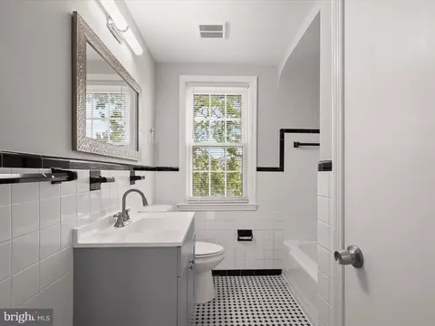 Bath - 714 Stamford Rd, Baltimore, MD 21229 photo 2 of 4