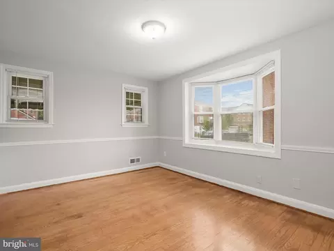 Living - 714 Stamford Rd, Baltimore, MD 21229 photo 5 of 6