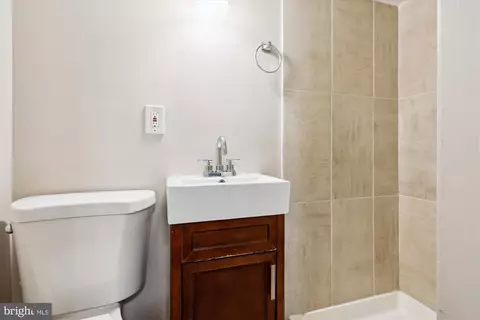 Bath - 3913 Kenyon Ave, Baltimore, MD 21213 photo 2 of 3