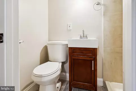 Bath - 3913 Kenyon Ave, Baltimore, MD 21213 photo 3 of 3