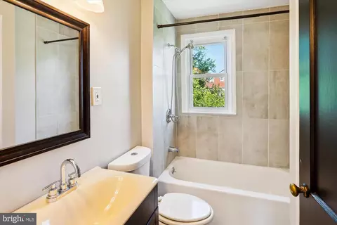 Bath - 3913 Kenyon Ave, Baltimore, MD 21213 photo 1 of 3