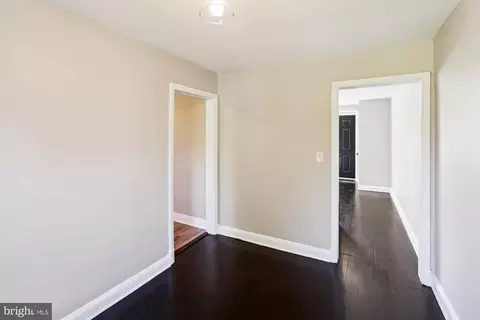 Entry Way - 3913 Kenyon Ave, Baltimore, MD 21213 photo 2 of 7