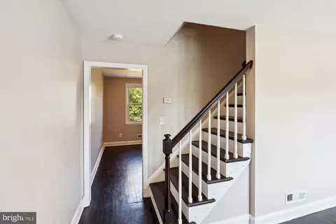 Entry Way - 3913 Kenyon Ave, Baltimore, MD 21213 photo 5 of 7