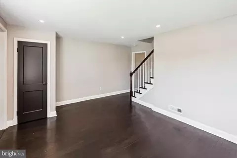 Entry Way - 3913 Kenyon Ave, Baltimore, MD 21213 photo 1 of 7