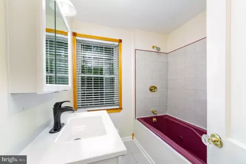 Bath - 833 Evesham Ave, Baltimore, MD 21212 photo 1 of 1