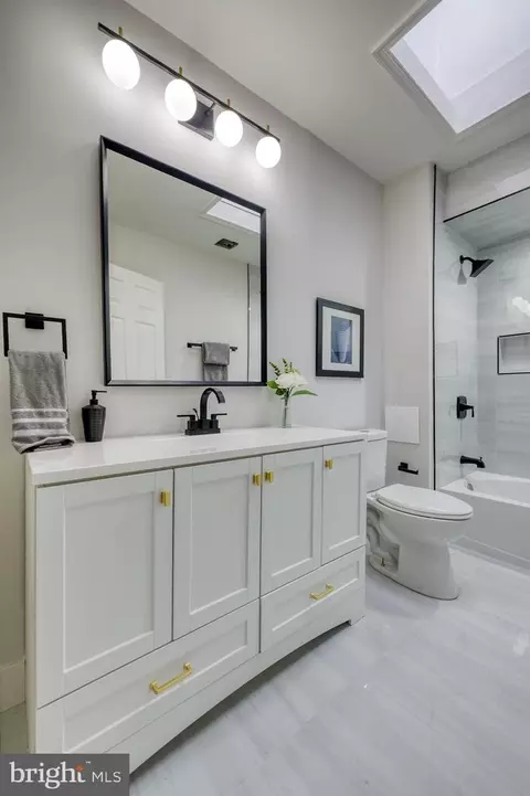 Bath - 2303 Harlem Ave, Baltimore, MD 21216 photo 6 of 9