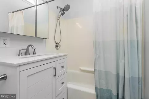 Bath - 735 S Decker Ave, Baltimore, MD 21224 photo 1 of 1