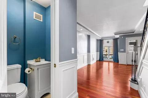 Entry Way - 735 S Decker Ave, Baltimore, MD 21224 photo 5 of 8