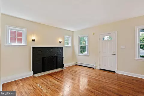 Living - 4713 Elsrode Ave, Baltimore, MD 21214 photo 2 of 5