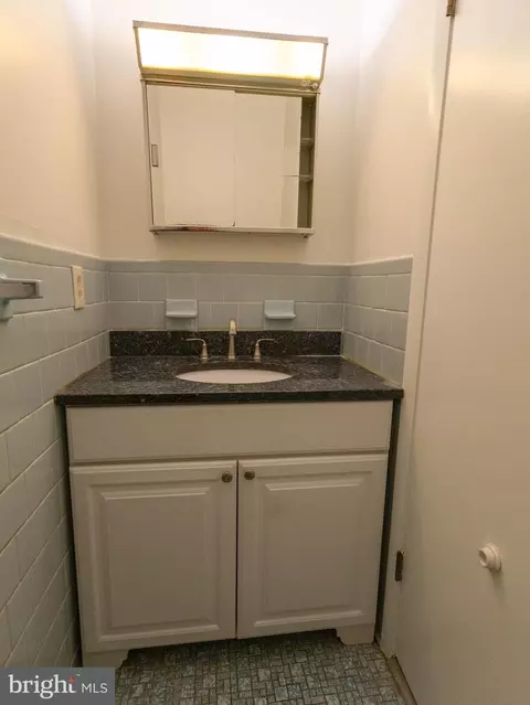 Bath - 710 Hunting Pl, Baltimore, MD 21229 photo 1 of 6