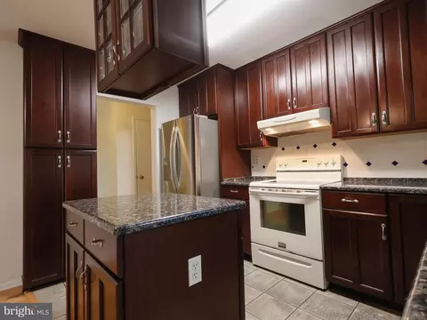 Kitchen - 710 Hunting Pl, Baltimore, MD 21229 photo 1 of 2