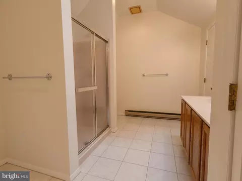 Bath - 710 Hunting Pl, Baltimore, MD 21229 photo 2 of 6