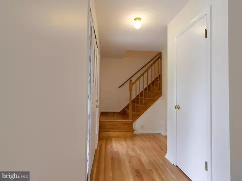 Entry Way - 710 Hunting Pl, Baltimore, MD 21229 photo 2 of 6