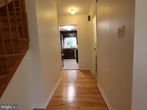 Entry Way - 710 Hunting Pl, Baltimore, MD 21229 photo 3 of 6