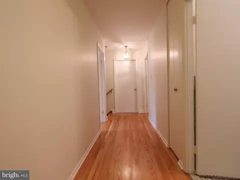 Entry Way - 710 Hunting Pl, Baltimore, MD 21229 photo 5 of 6