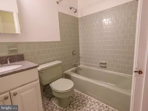 Bath - 710 Hunting Pl, Baltimore, MD 21229 photo 3 of 6