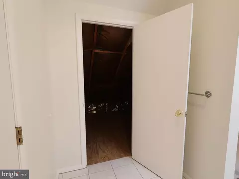 Entry Way - 710 Hunting Pl, Baltimore, MD 21229 photo 6 of 6
