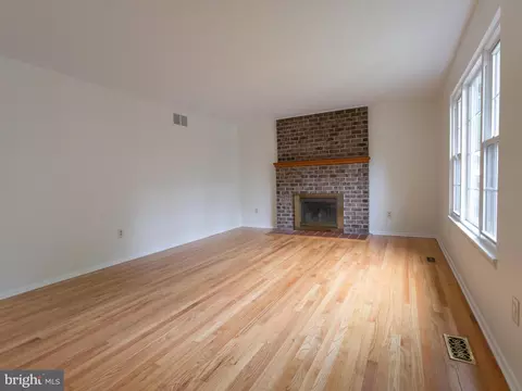 Living - 710 Hunting Pl, Baltimore, MD 21229 photo 1 of 7
