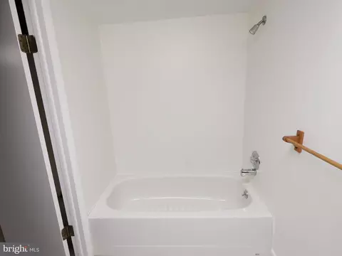 Bath - 710 Hunting Pl, Baltimore, MD 21229 photo 6 of 6