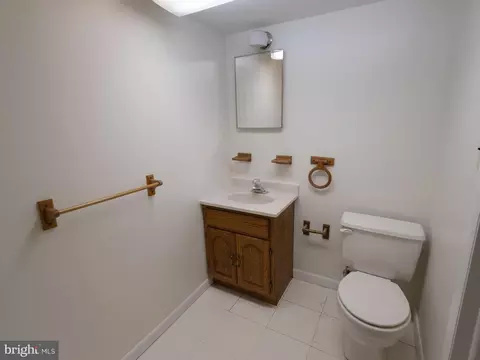 Bath - 710 Hunting Pl, Baltimore, MD 21229 photo 5 of 6