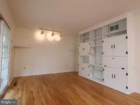 Living - 710 Hunting Pl, Baltimore, MD 21229 photo 5 of 7