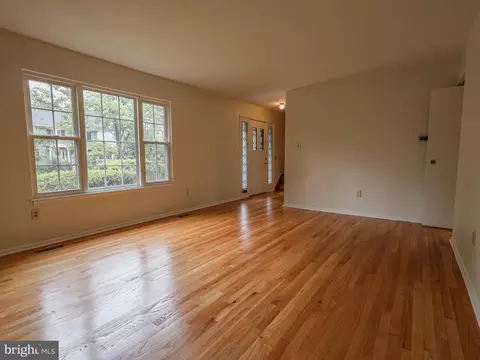 Living - 710 Hunting Pl, Baltimore, MD 21229 photo 3 of 7