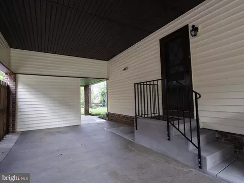Exterior - 710 Hunting Pl, Baltimore, MD 21229 photo 5 of 9
