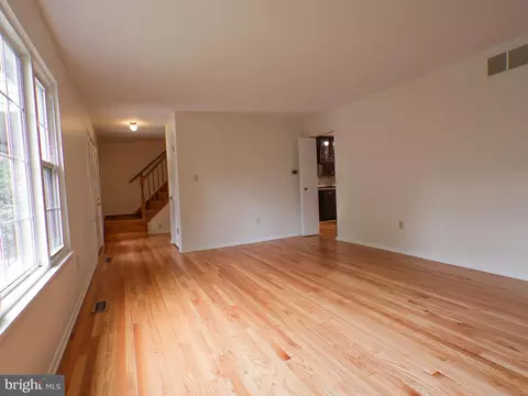 Living - 710 Hunting Pl, Baltimore, MD 21229 photo 2 of 7