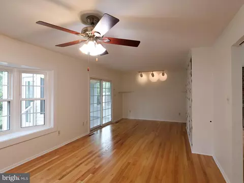 Living - 710 Hunting Pl, Baltimore, MD 21229 photo 6 of 7