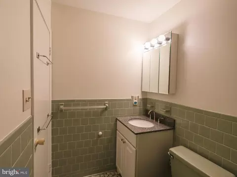 Bath - 710 Hunting Pl, Baltimore, MD 21229 photo 4 of 6